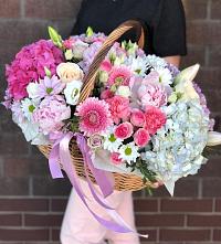 Цветочная композиция из Розы, Хризантемы, Пионы и Лизиантусы в корзине в Старое Дрожжаное