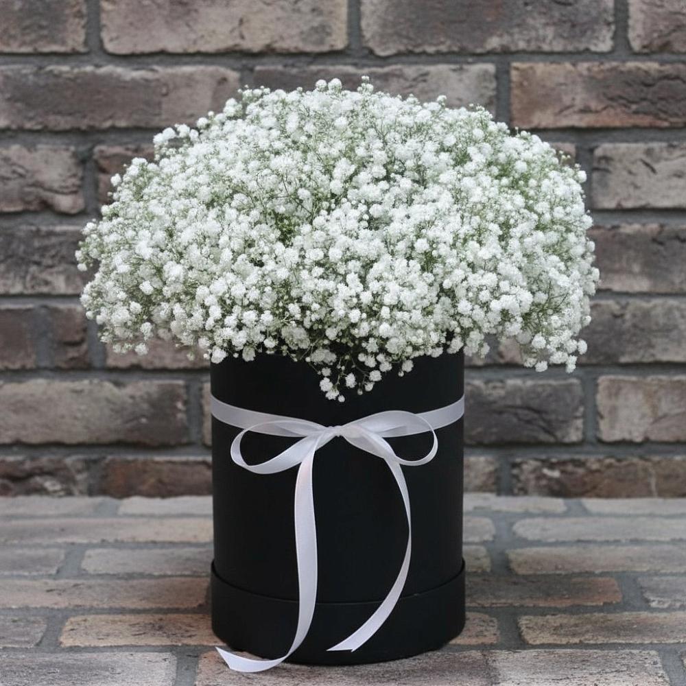 Цветочная композиция из Гипсофила в шляпной коробке в Старое Дрожжаное