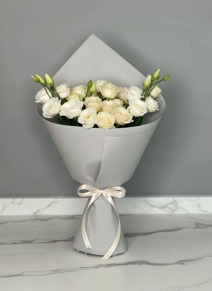 Букет цветов из: Розы и Лизиантусы в Старое Дрожжаное