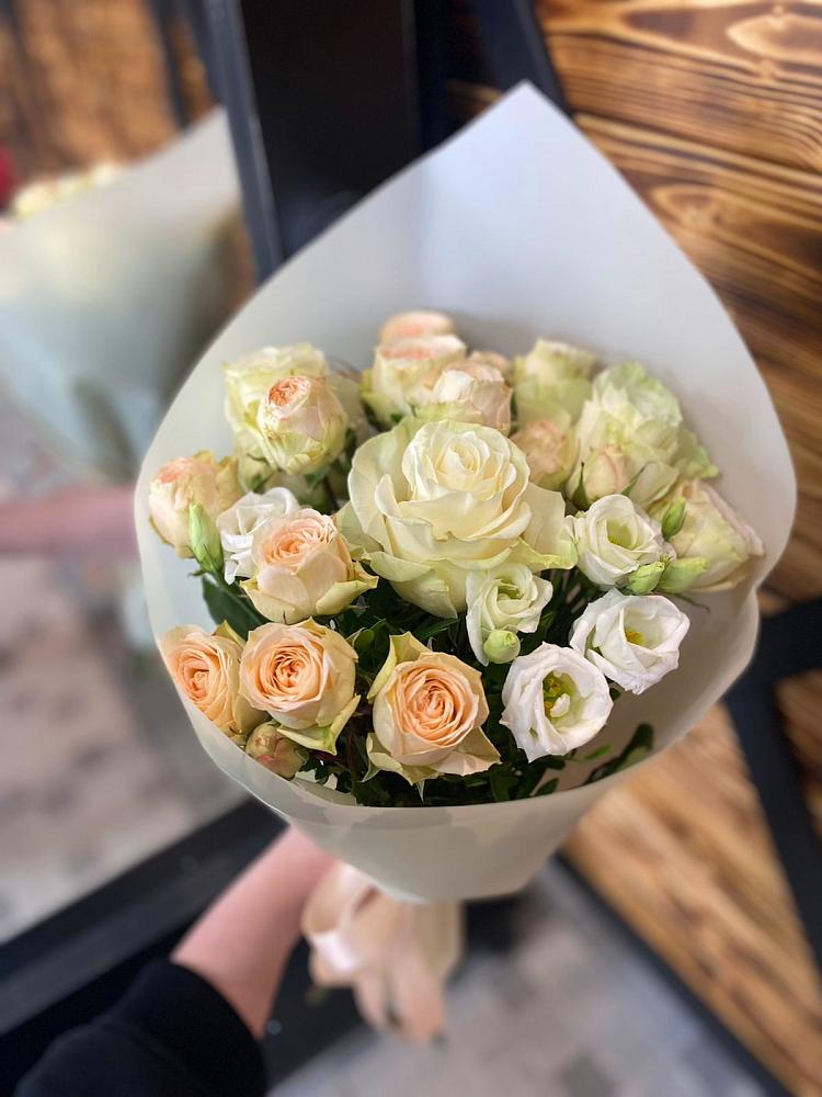 Букет цветов из: Розы и Лизиантусы в Старое Дрожжаное