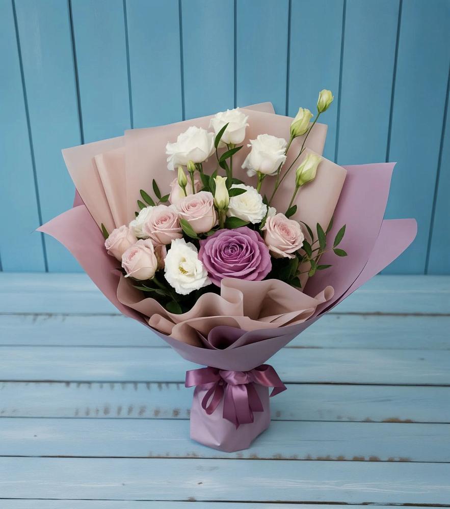 Букет цветов из: Розы и Лизиантусы в Старое Дрожжаное